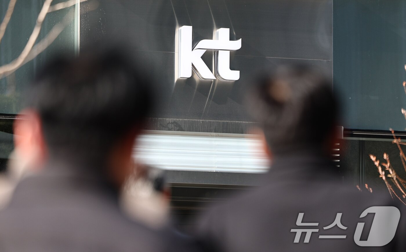 본문 이미지 - KT가 무단 소액결제 해킹 사고에 따른 위약금 면제 조치를 시행한 이후 이탈한 가입자가 27만 명에 달하는 것으로 나타났다. 사진은 13일 서울 종로구 KT광화문빌딩. 2026.1.13 ⓒ 뉴스1 김도우 기자