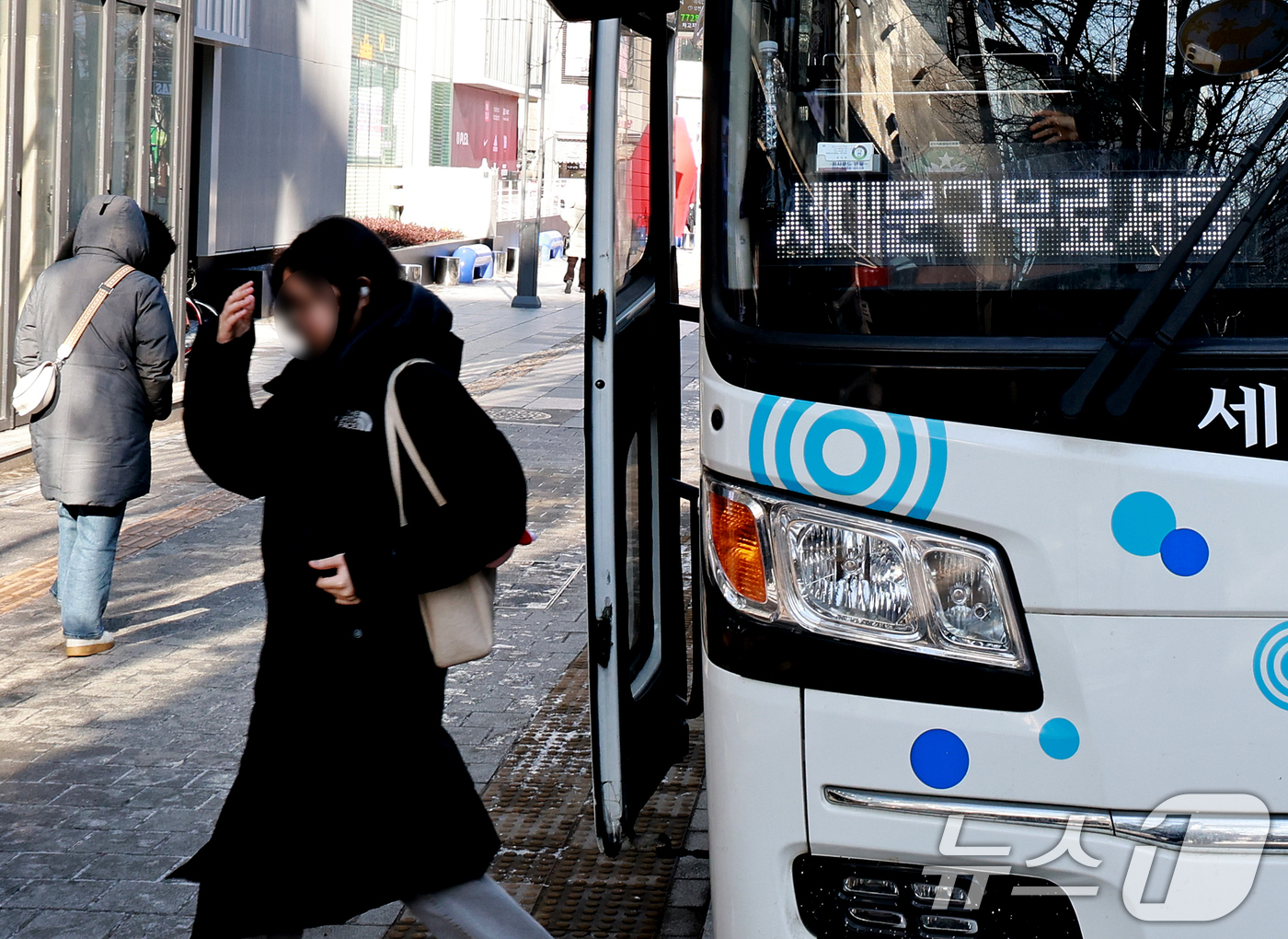 (서울=뉴스1) 이호윤 기자 = 서울 시내버스 노동조합이 무기한 전면파업에 돌입한 13일 서울 서대문구 인근 버스정류장에서 시민들이 서대문구무료셔틀버스를 이용하고 있다. 2026. …