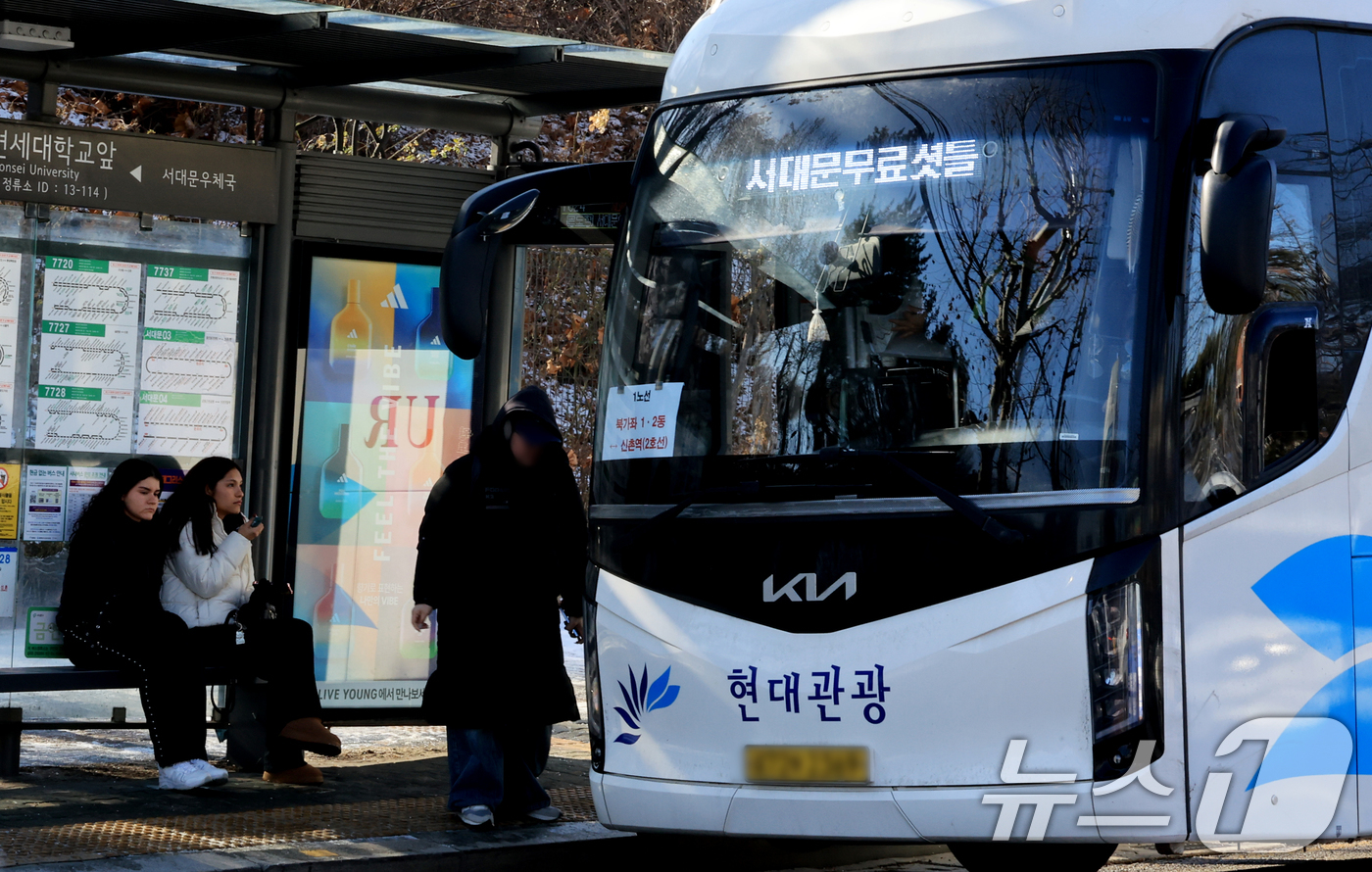 (서울=뉴스1) 이호윤 기자 = 서울 시내버스 노동조합이 무기한 전면파업에 돌입한 13일 서울 서대문구 인근 버스정류장에서 시민들이 서대문구무료셔틀버스를 이용하고 있다. 2026. …