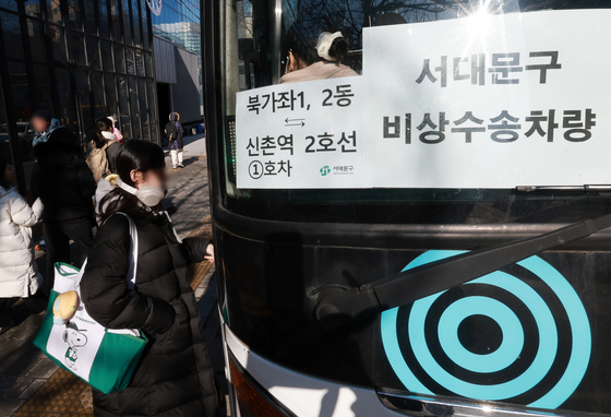 버스파업으로 운행되는 비상수송차량