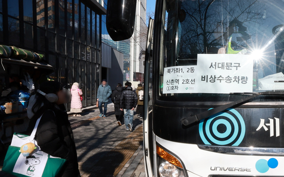 비상수송차량 이용하는 시민들