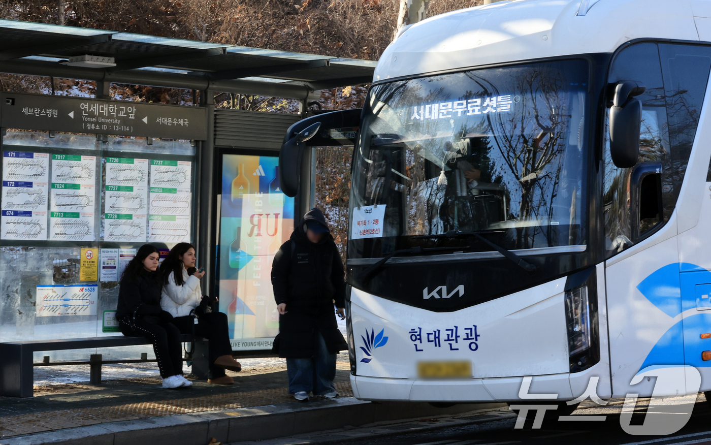 (서울=뉴스1) 이호윤 기자 = 서울 시내버스 노동조합이 무기한 전면파업에 돌입한 13일 서울 서대문구 인근 버스정류장에서 시민들이 서대문구무료셔틀버스를 이용하고 있다. 2026. …