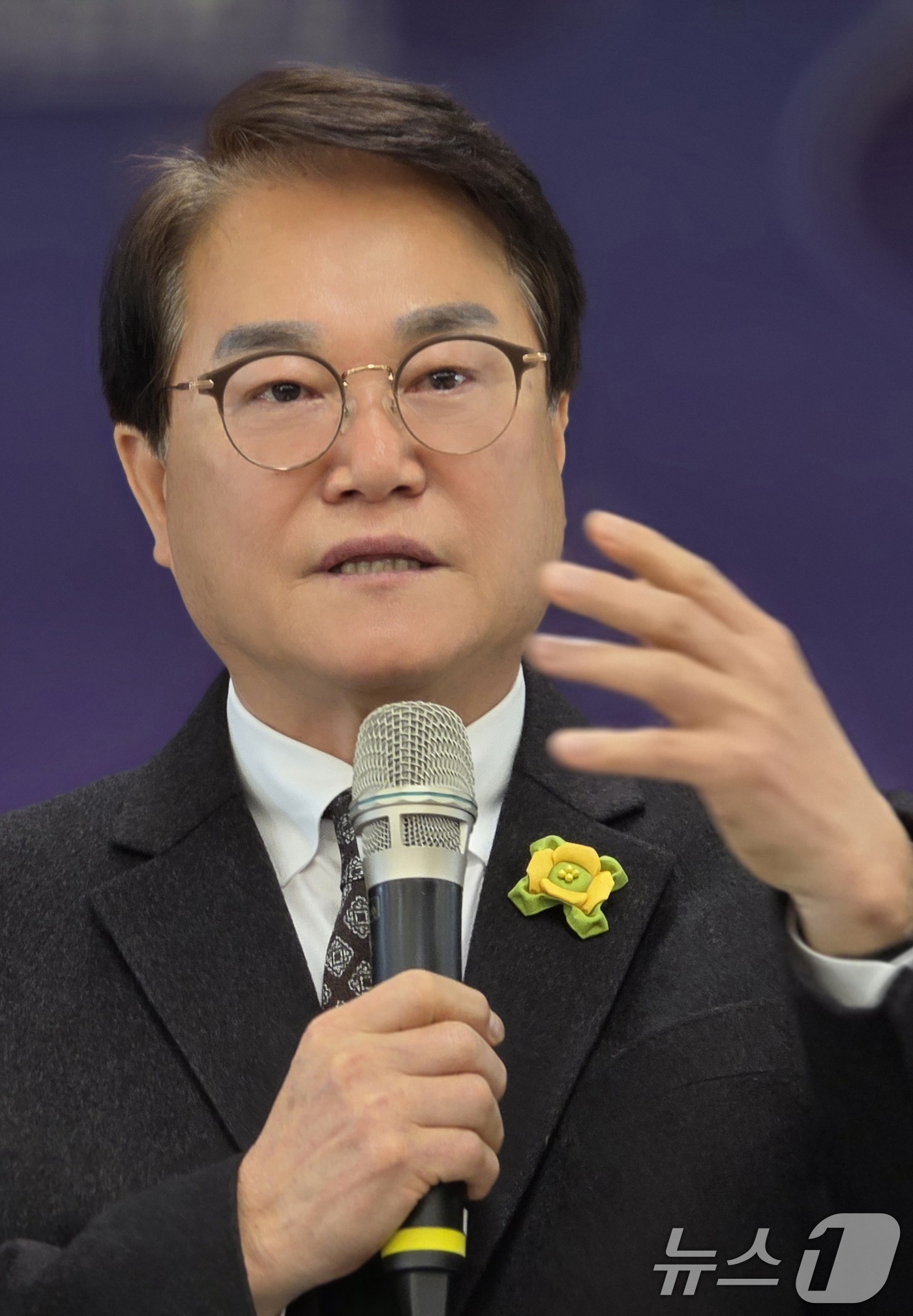 (청도=뉴스1) 정우용 기자 = 김하수 청도군수가 13일 경북 청도군청에서 기자회견을 하고 있다. 2026.1.13/뉴스1