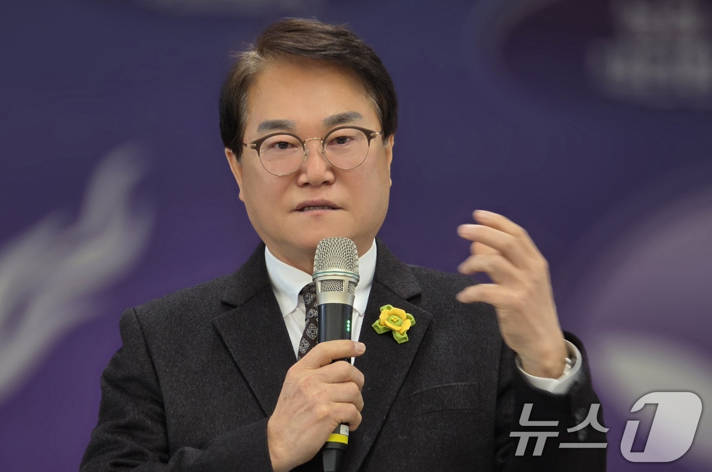 (청도=뉴스1) 정우용 기자 = 김하수 청도군수가 13일 경북 청도군청에서 기자회견을 하고 있다. 2026.1.13/뉴스1