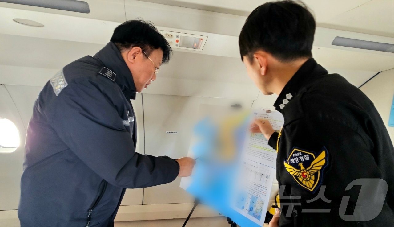 (인천=뉴스1) 이시명 기자 = 장인식 해양경찰청장 직무대행이 13일 항공기를 이용해 서해권 연안 조업선 및 낚시어선 조업 실태를 점검하며 외국 어선 불법 조업행위에 대한 엄정 단 …