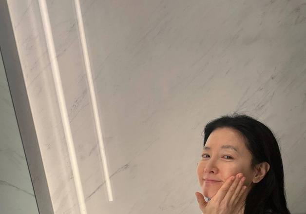 54세 이영애, 완벽 민낯 공개…그럼에도 깨끗한 피부 [N샷]