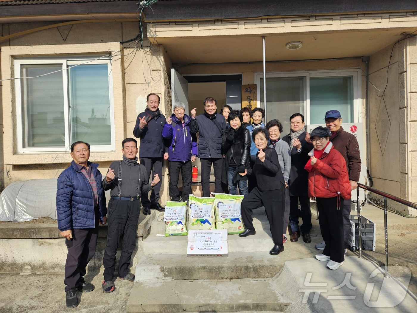 (대전=뉴스1) 이동원 기자 = 회덕농협(조합장 김낙중)이 지난 12일, 회덕농협 원로청년부 임원 및 고향을 생각하는 주부 모임(이하 고주모) 임원과 함께 관내 경로당에서 사랑의 …