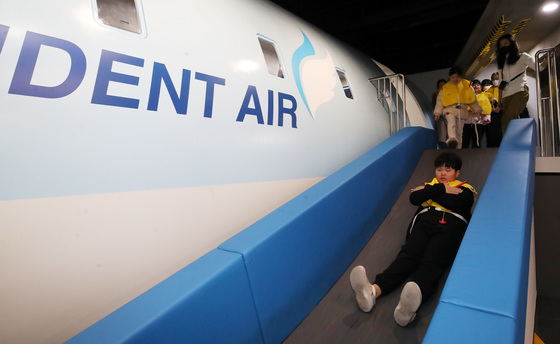 항공기 탈출 시 이렇게