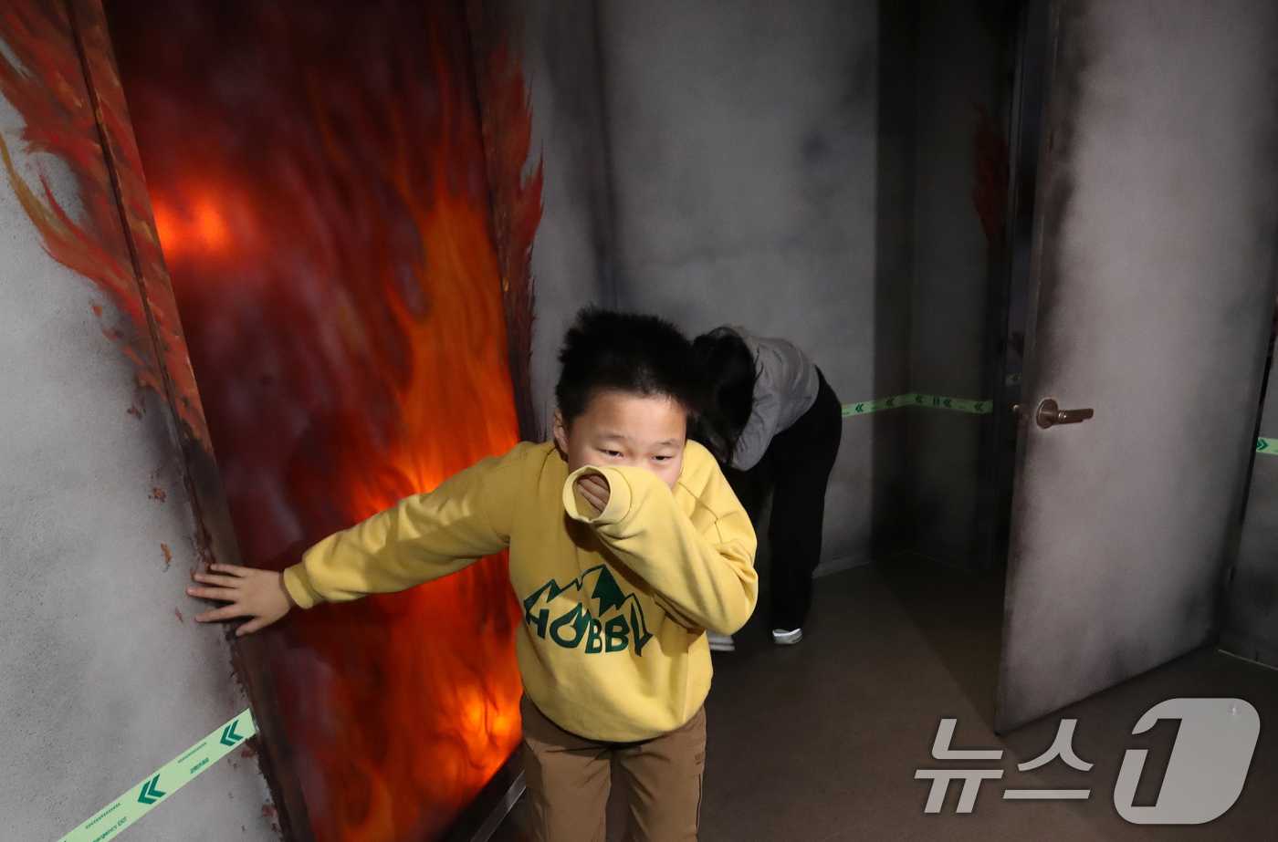 (부산=뉴스1) 윤일지 기자 = 13일 부산 강서구 부산시교육청 학생안전체험관에서 겨울방학을 맞아 '가족·일반인 안전체험'에 참가한 체험객들이 화재 대피 체험을 하고 있다.부산시교 …