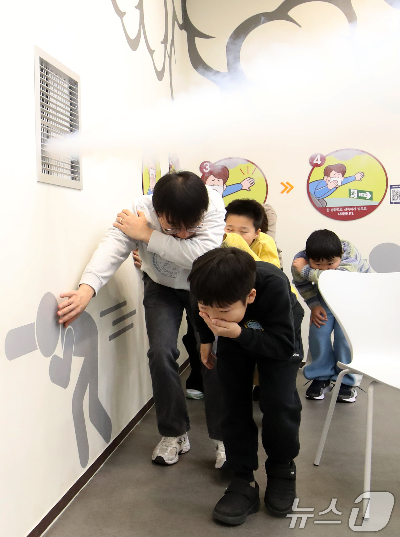 (부산=뉴스1) 윤일지 기자 = 13일 부산 강서구 부산시교육청 학생안전체험관에서 겨울방학을 맞아 '가족·일반인 안전체험'에 참가한 체험객들이 화재 대피 체험을 하고 있다.부산시교 …