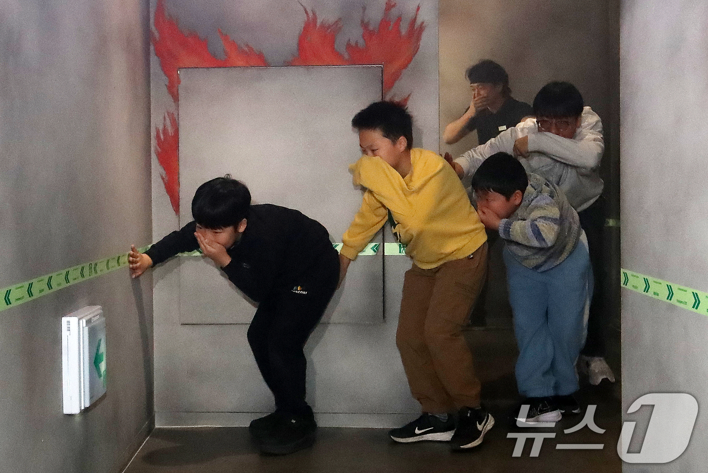 (부산=뉴스1) 윤일지 기자 = 13일 부산 강서구 부산시교육청 학생안전체험관에서 겨울방학을 맞아 '가족·일반인 안전체험'에 참가한 체험객들이 화재 대피 체험을 하고 있다.부산시교 …