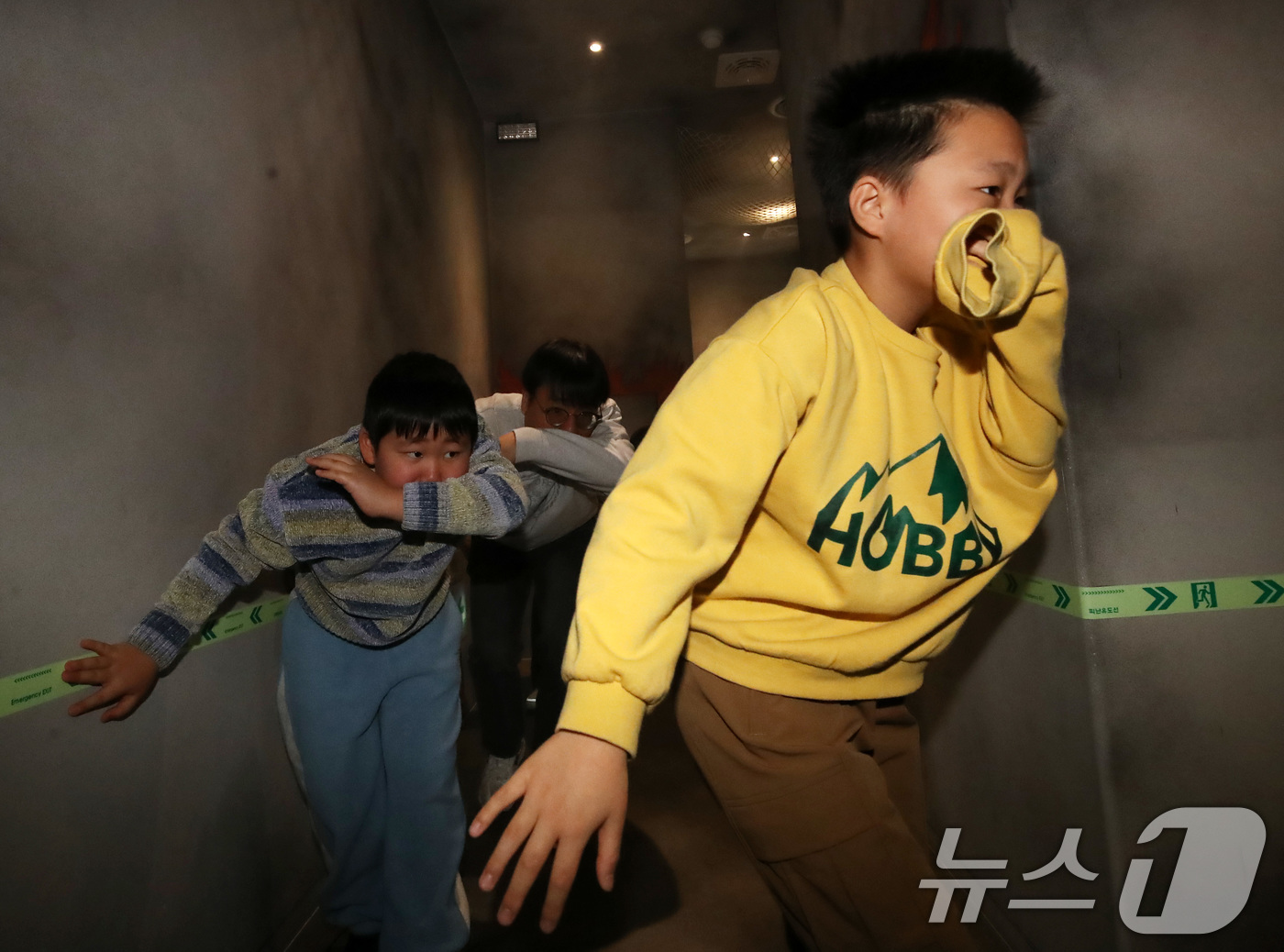 (부산=뉴스1) 윤일지 기자 = 13일 부산 강서구 부산시교육청 학생안전체험관에서 겨울방학을 맞아 '가족·일반인 안전체험'에 참가한 체험객들이 화재 대피 체험을 하고 있다.부산시교 …