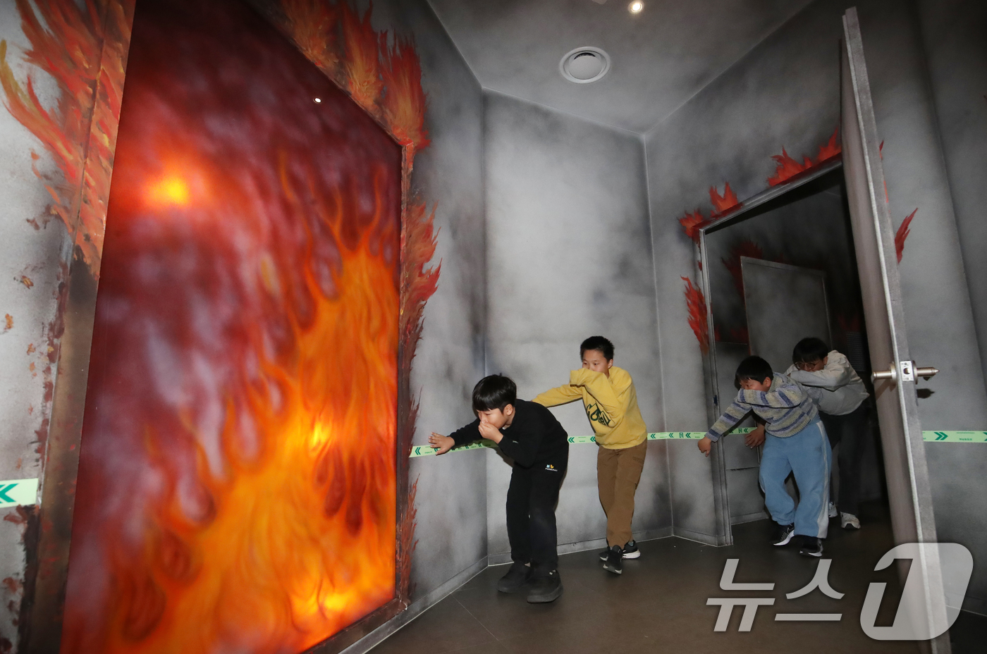 (부산=뉴스1) 윤일지 기자 = 13일 부산 강서구 부산시교육청 학생안전체험관에서 겨울방학을 맞아 '가족·일반인 안전체험'에 참가한 체험객들이 화재 대피 체험을 하고 있다.부산시교 …