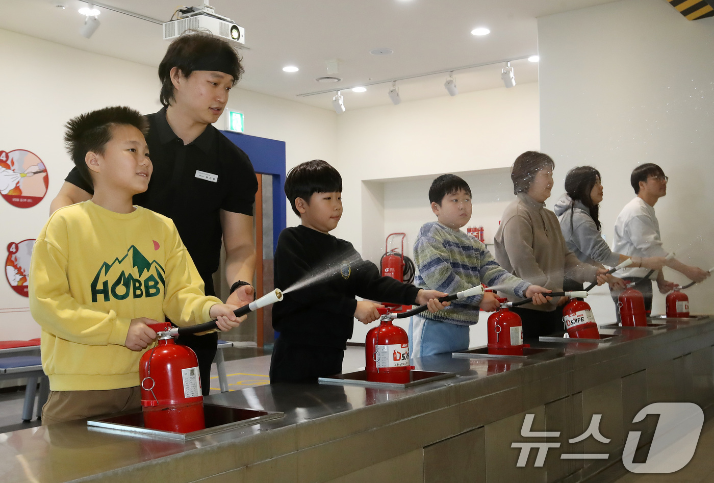 (부산=뉴스1) 윤일지 기자 = 13일 부산 강서구 부산시교육청 학생안전체험관에서 겨울방학을 맞아 '가족·일반인 안전체험'에 참가한 체험객들이 소화기를 이용해 화재 진화 체험을 하 …