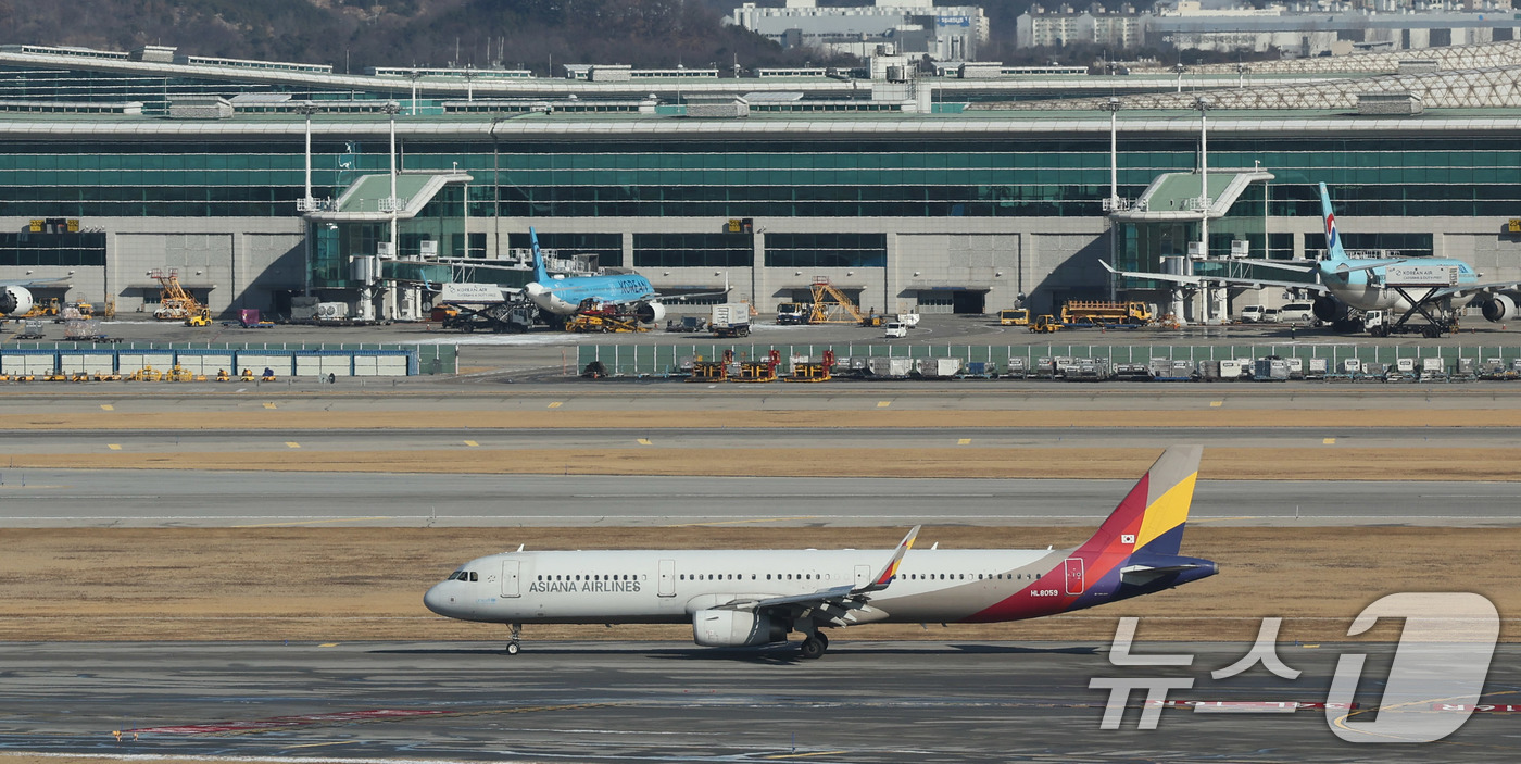 (인천공항=뉴스1) 박지혜 기자 = 13일 인천국제공항 활주로에서 아시아나항공 여객기가 계류장으로 이동하고 있다.기존 인천국제공항 1터미널을 사용하던 아시아나항공은 오는 14일부터 …