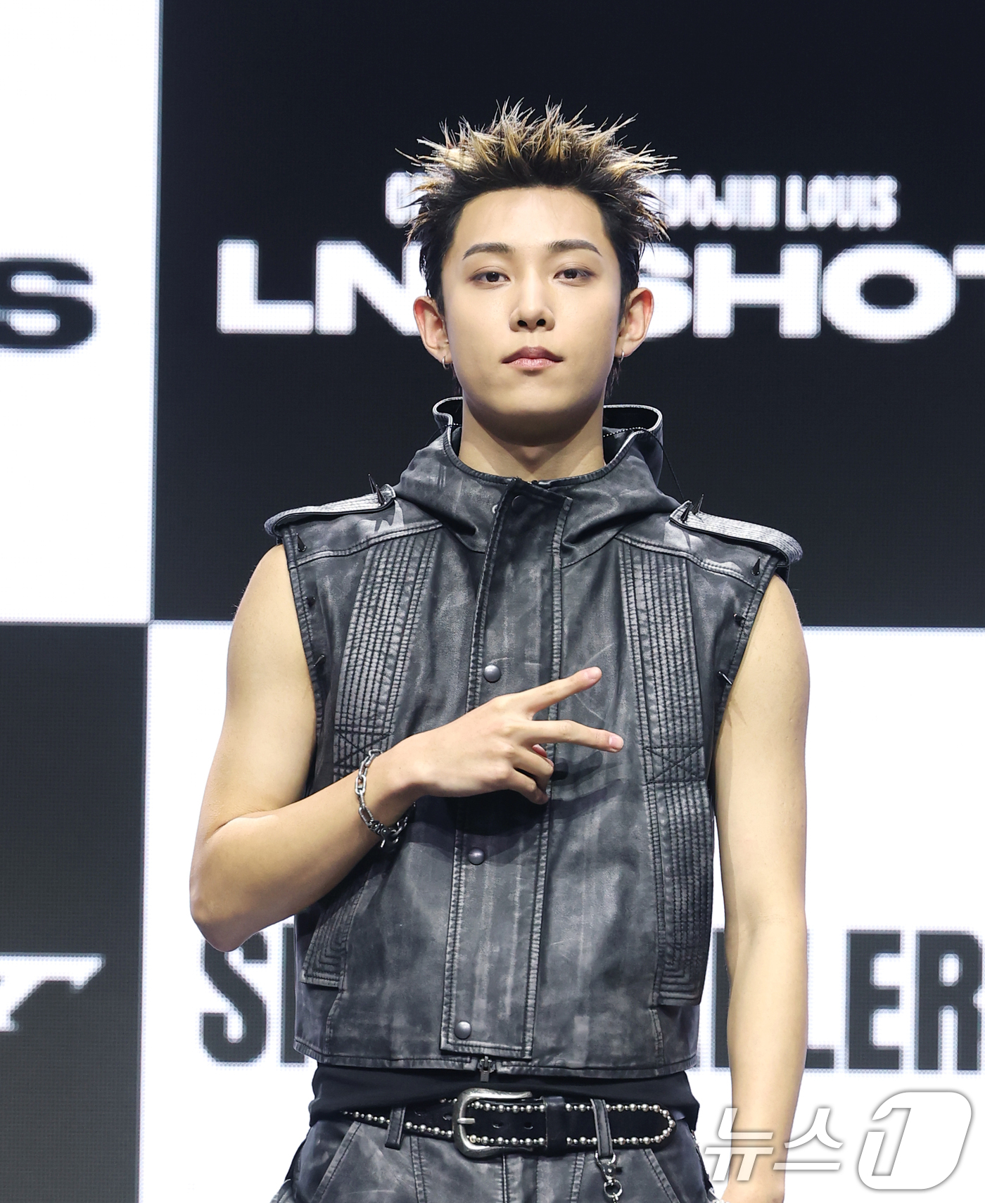 (서울=뉴스1) 권현진 기자 = 그룹 롱샷(LNGSHOT)의 률이 13일 서울 영등포구 명화라이브홀에서 가진 데뷔 EP '샷 콜러스'(SHOT CALLERS) 발매 쇼케이스에서 포 …