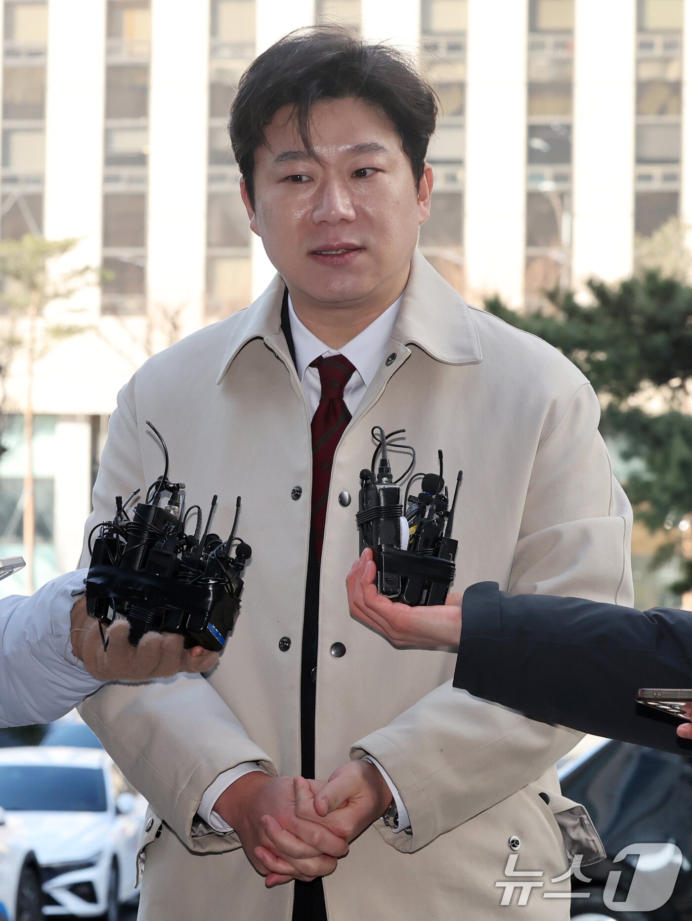 본문 이미지 - 진종오 국민의힘 의원이 13일 오후 서울 마포구 서울경찰청 공공범죄수사대에서 김경 서울시의원의 '공천 헌금' 의혹과 관련한 고발인 신분으로 출석, 입장을 밝히고 있다. 2026.1.13/뉴스1 ⓒ News1 황기선 기자