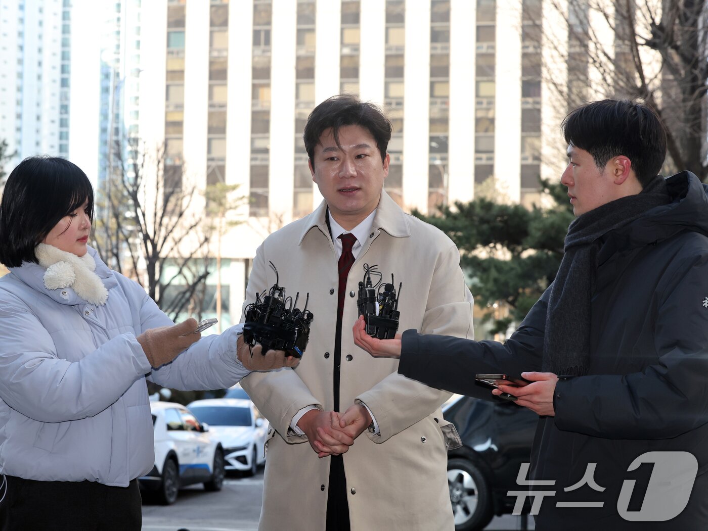 본문 이미지 - 진종오 국민의힘 의원이 13일 오후 서울 마포구 서울경찰청 공공범죄수사대에서 김경 서울시의원의 '공천 헌금' 의혹과 관련한 고발인 신분으로 출석, 입장을 밝히고 있다. 2026.1.13/뉴스1 ⓒ News1 황기선 기자