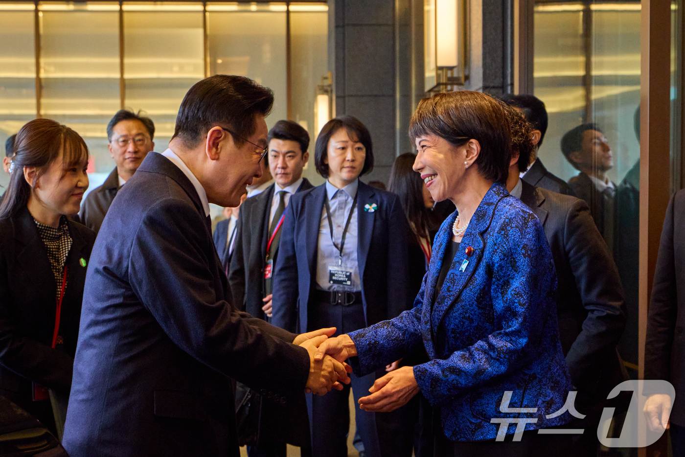 (나라(일본)=뉴스1) 이재명 기자 = 이재명 대통령이 13일 일본 나라현 회담장에서 열린 확대 회담에 앞서 마중 나온 다카이치 사나에 일본 총리와 악수하고 있다. (공동취재) 2 …