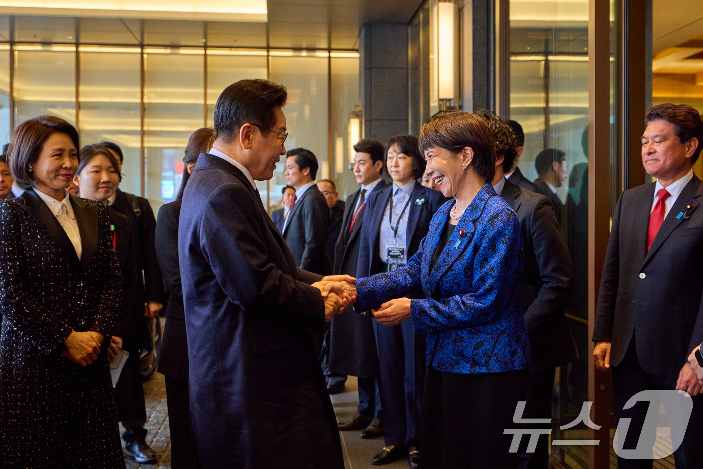 (나라(일본)=뉴스1) 이재명 기자 = 이재명 대통령이 13일 일본 나라현 회담장에서 열린 확대 회담에 앞서 마중 나온 다카이치 사나에 일본 총리와 악수하고 있다. (공동취재) 2 …