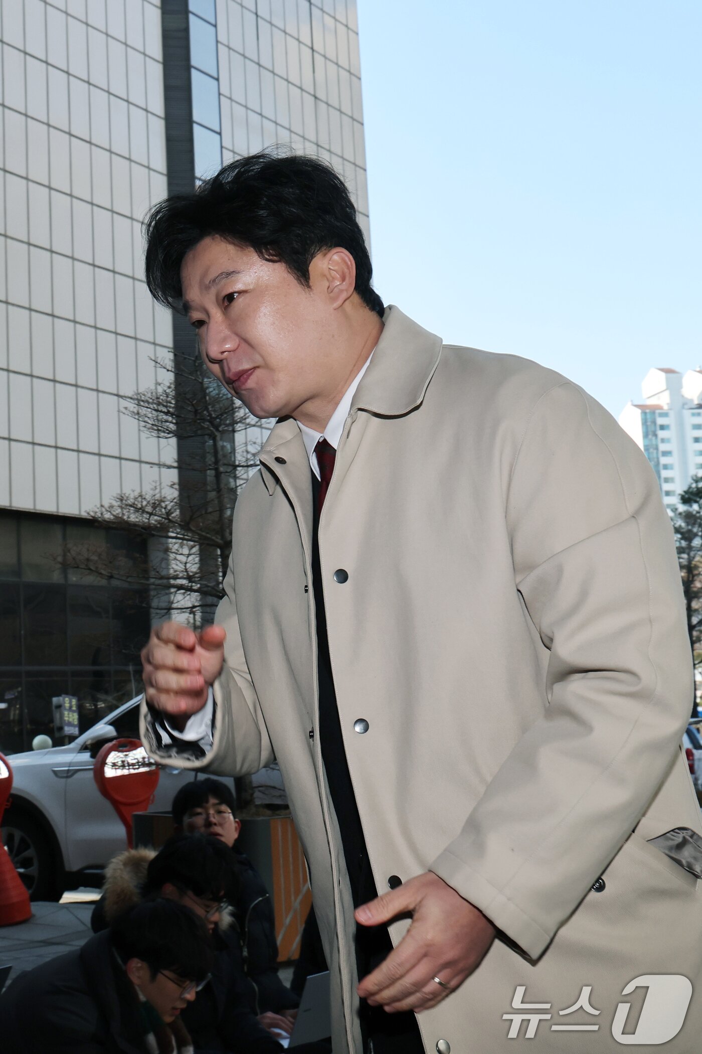 본문 이미지 - 진종오 국민의힘 의원이 13일 오후 서울 마포구 서울경찰청 공공범죄수사대에서 김경 서울시의원의 '공천 헌금' 의혹과 관련한 고발인 신분으로 출석하고 있다. 2026.1.13/뉴스1 ⓒ News1 황기선 기자