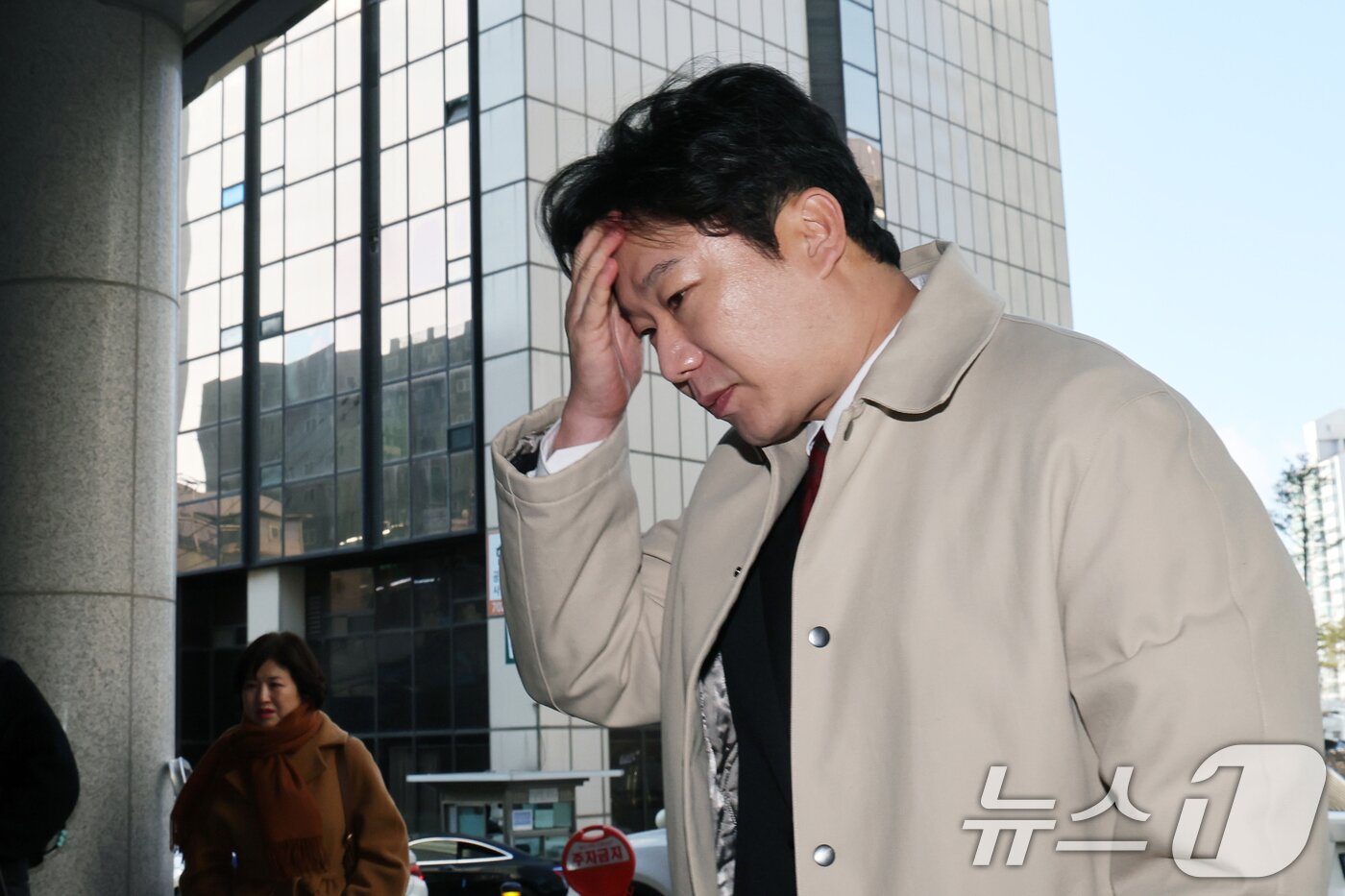 본문 이미지 - 진종오 국민의힘 의원이 13일 오후 서울 마포구 서울경찰청 공공범죄수사대에서 김경 서울시의원의 '공천 헌금' 의혹과 관련한 고발인 신분으로 출석하고 있다. 2026.1.13/뉴스1 ⓒ News1 황기선 기자