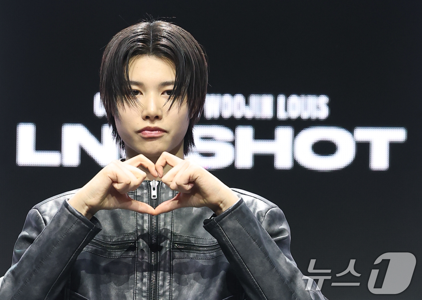 (서울=뉴스1) 권현진 기자 = 그룹 롱샷(LNGSHOT)의 루이가 13일 서울 영등포구 명화라이브홀에서 가진 데뷔 EP '샷 콜러스'(SHOT CALLERS) 발매 쇼케이스에서 …