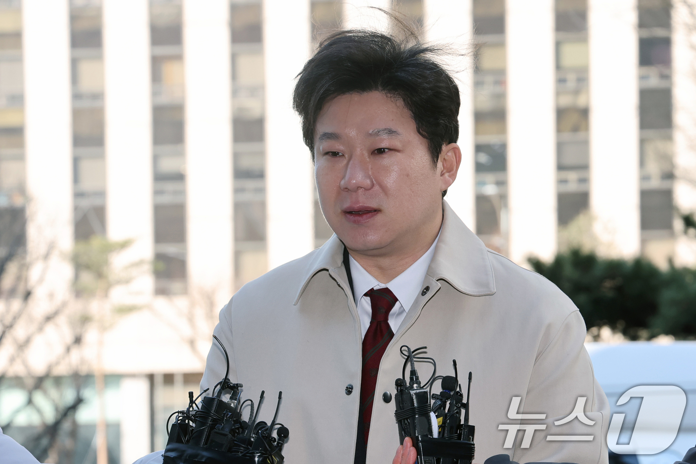 (서울=뉴스1) 황기선 기자 = 진종오 국민의힘 의원이 13일 오후 서울 마포구 서울경찰청 공공범죄수사대에서 김경 서울시의원의 '공천 헌금' 의혹과 관련한 고발인 신분으로 출석, …