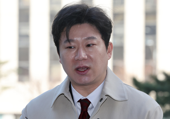 고발인 출석 전 입장 밝히는 진종오 의원