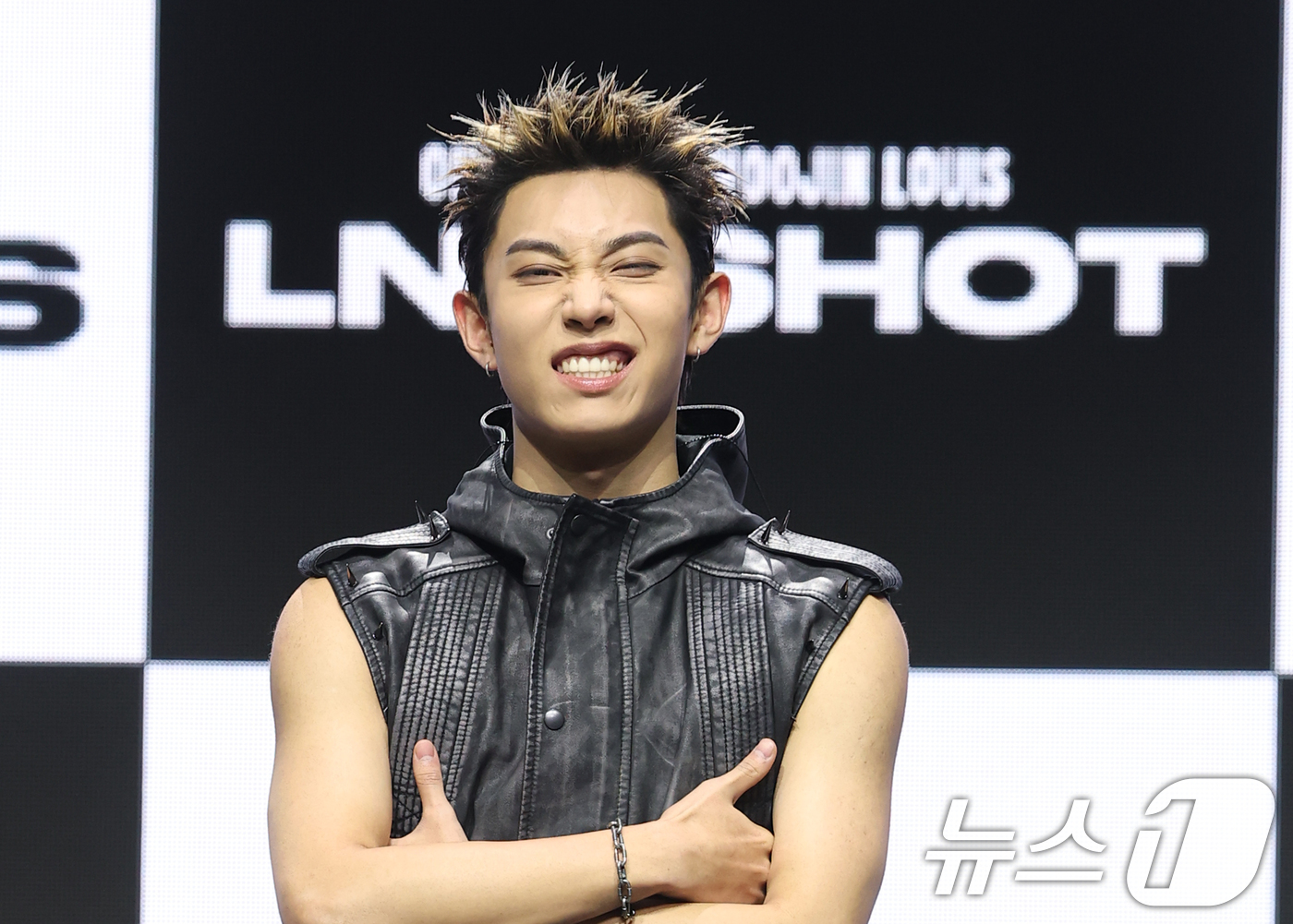 (서울=뉴스1) 권현진 기자 = 그룹 롱샷(LNGSHOT)의 률이 13일 서울 영등포구 명화라이브홀에서 가진 데뷔 EP '샷 콜러스'(SHOT CALLERS) 발매 쇼케이스에서 포 …