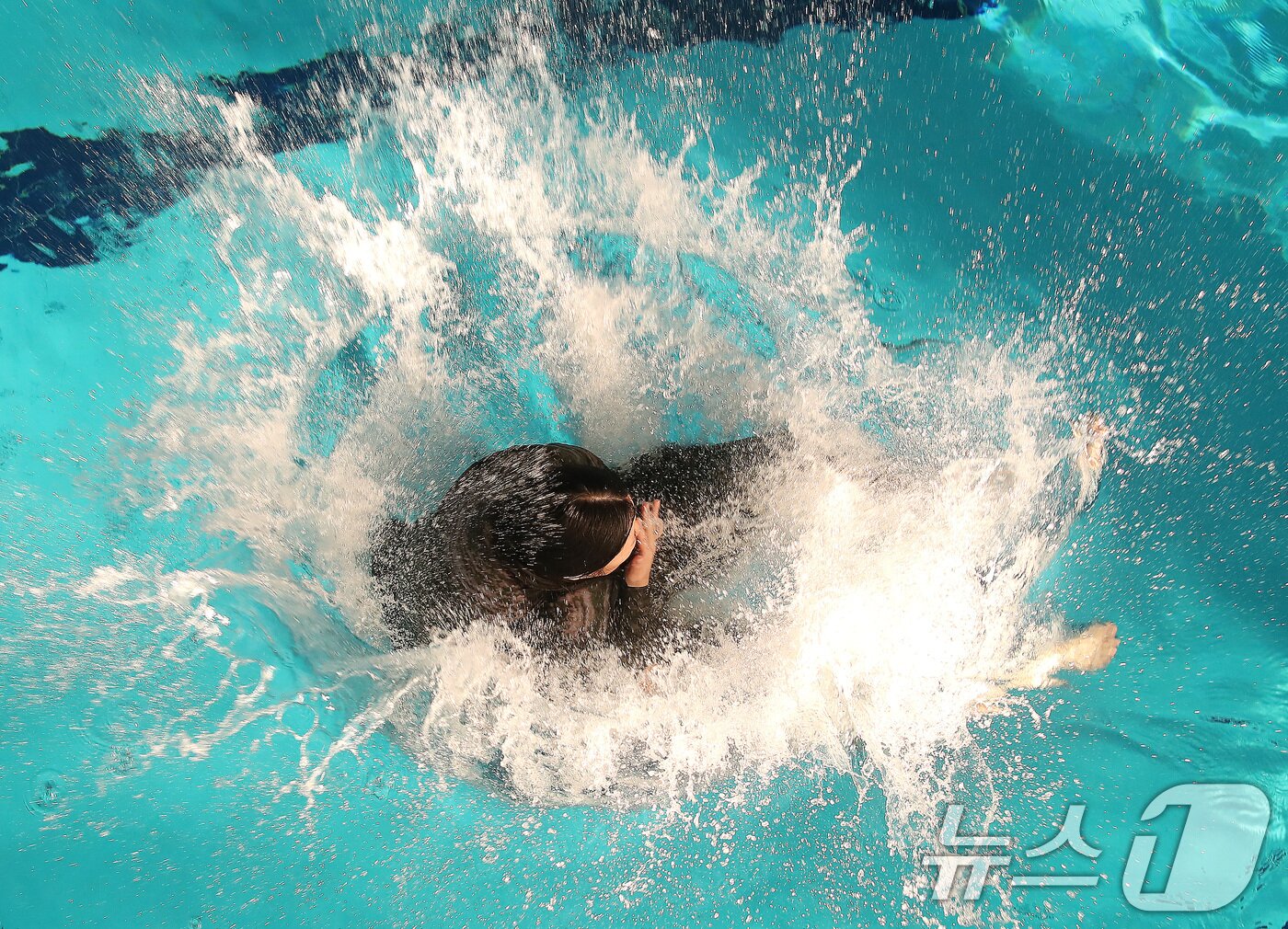 본문 이미지 - 13일 경북 포항 해병대 1사단에서 열린 '2026년 겨울 해병대 캠프' 참가자들이 인천상륙관에서 비상시 함정을 탈출하는 이함훈련을 하고 있다.  2026.1.13/뉴스1 ⓒ News1 공정식 기자