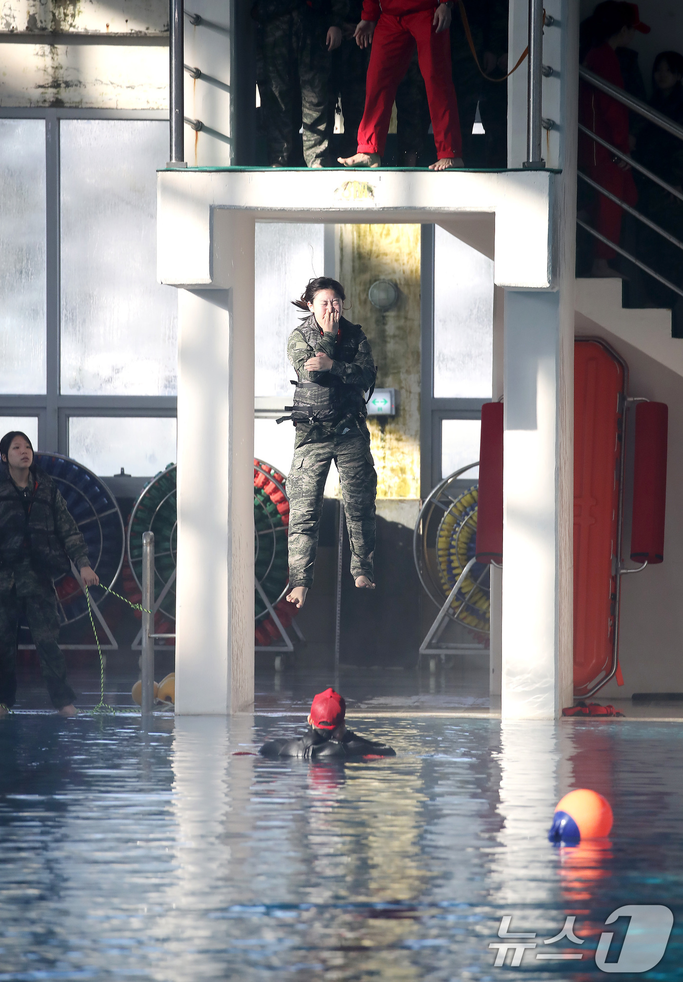 (포항=뉴스1) 공정식 기자 = 13일 경북 포항 해병대 1사단에서 열린 '2026년 겨울 해병대 캠프' 참가자들이 인천상륙관에서 비상시 함정을 탈출하는 이함훈련을 하고 있다.12 …