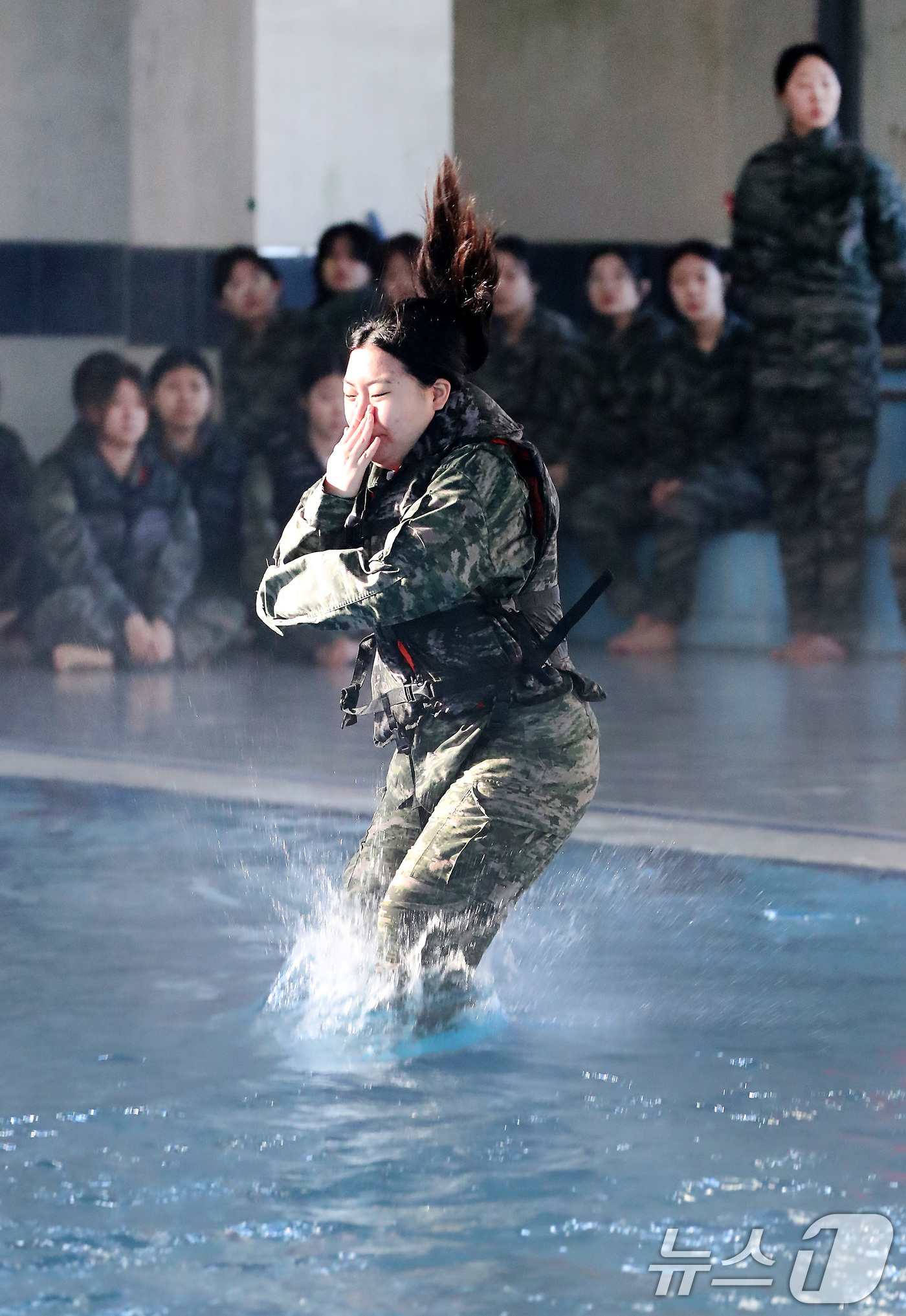 (포항=뉴스1) 공정식 기자 = 13일 경북 포항 해병대 1사단에서 열린 '2026년 겨울 해병대 캠프' 참가자들이 인천상륙관에서 비상시 함정을 탈출하는 이함훈련을 하고 있다.12 …