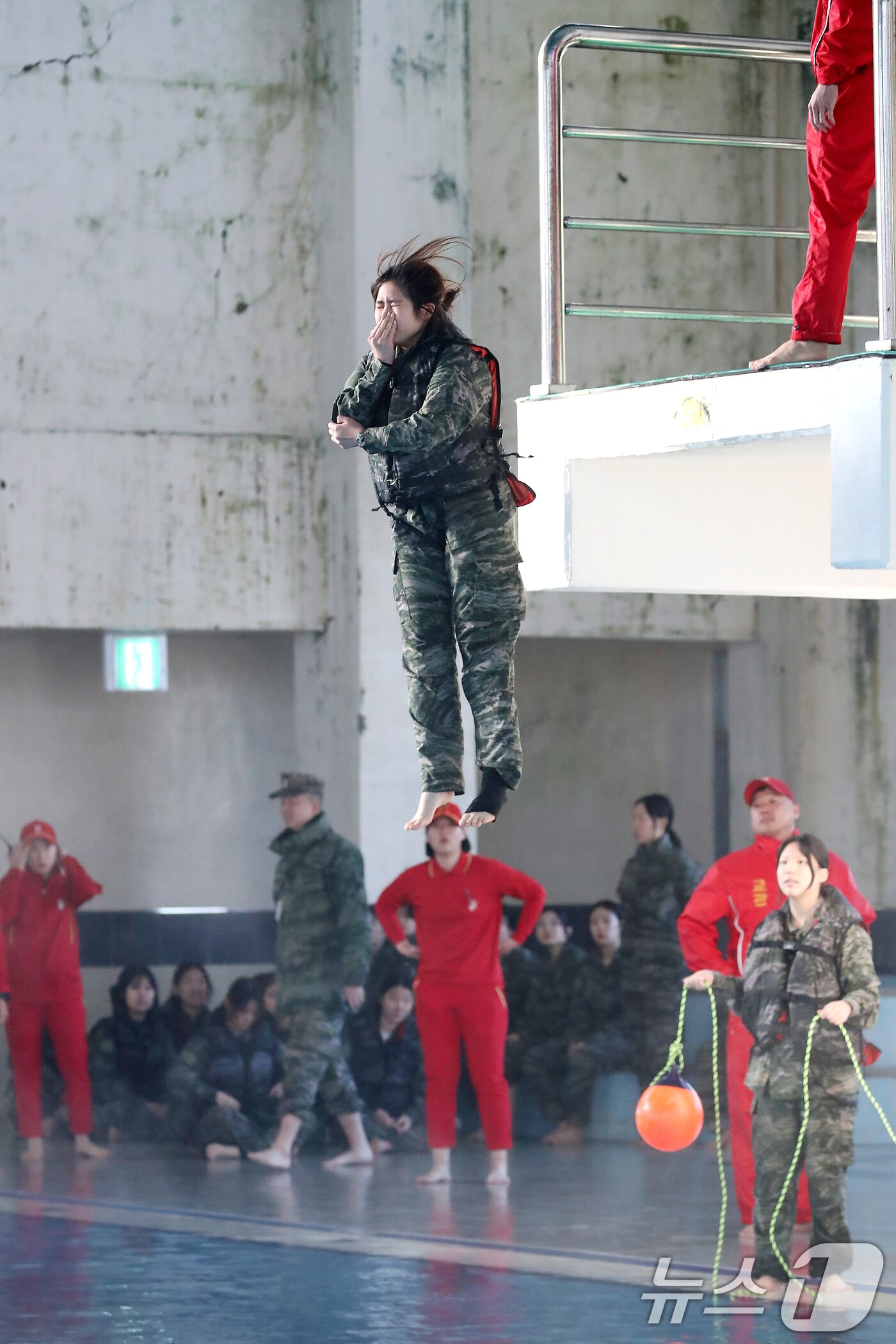 본문 이미지 - 13일 경북 포항 해병대 1사단에서 열린 '2026년 겨울 해병대 캠프' 참가자들이 인천상륙관에서 비상시 함정을 탈출하는 이함훈련을 하고 있다.  2026.1.13/뉴스1 ⓒ News1 공정식 기자