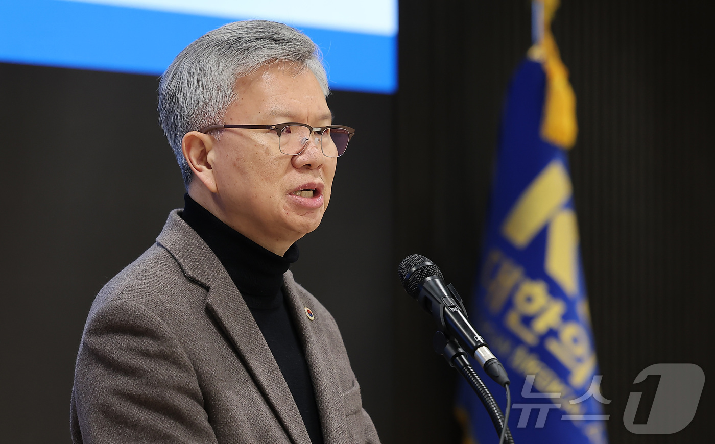 (서울=뉴스1) 김성진 기자 = 김택우 대한의사협회 회장이 13일 서울 용산구 의협회관에서 열린 '정부 의사인력수급추계의 문제점과 대안' 공동기획세미나에서 인사말을 하고 있다. 2 …