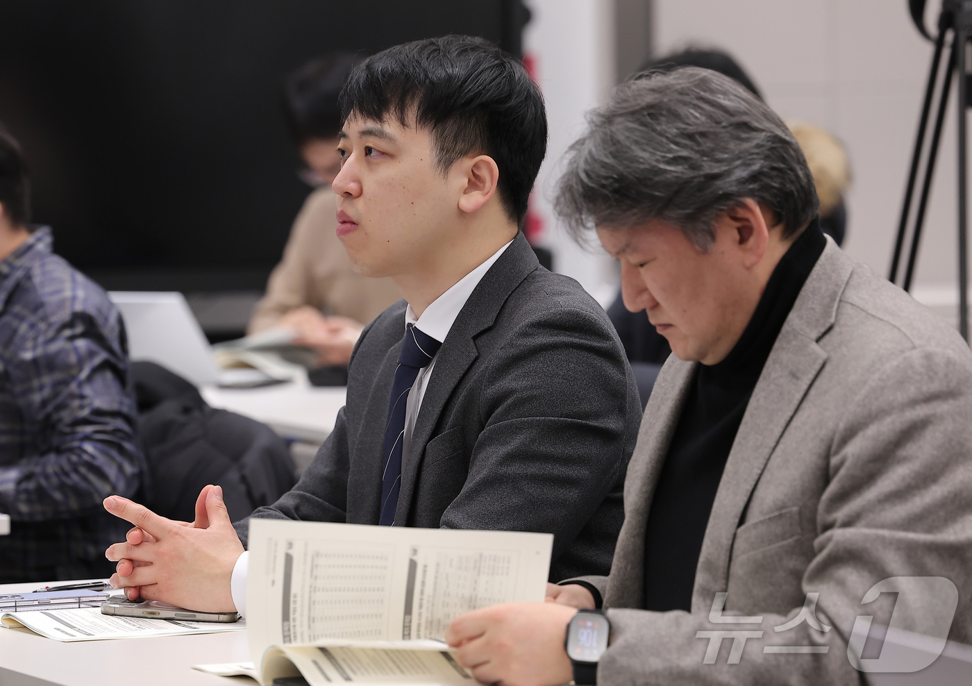 (서울=뉴스1) 김성진 기자 = 한성존 대한전공의협의회 회장이 13일 서울 용산구 의협회관에서 열린 '정부 의사인력수급추계의 문제점과 대안' 공동기획세미나에서 김택우 대한의사협회 …