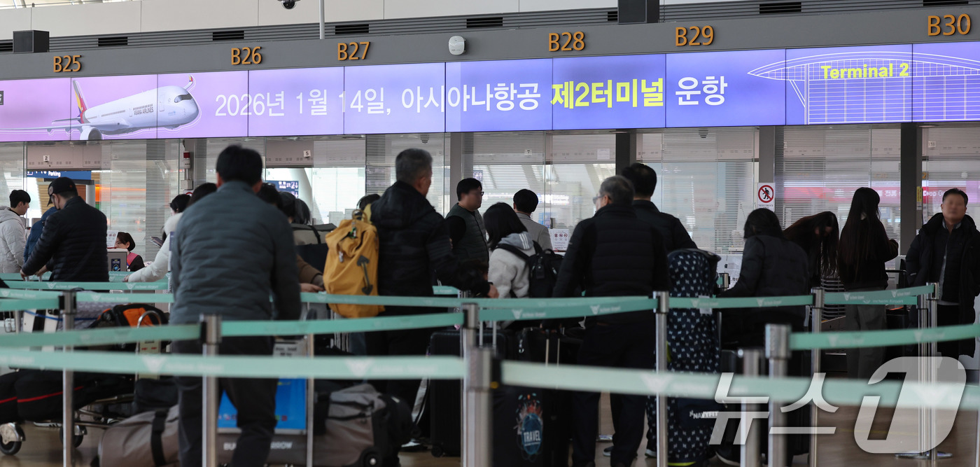 (인천공항=뉴스1) 박지혜 기자 = 13일 인천국제공항 1터미널 발권 카운터에 아시아나항공의 제2여객터미널 이전 관련 안내문이 나타나고 있다.기존 인천국제공항 1터미널을 사용하던 …
