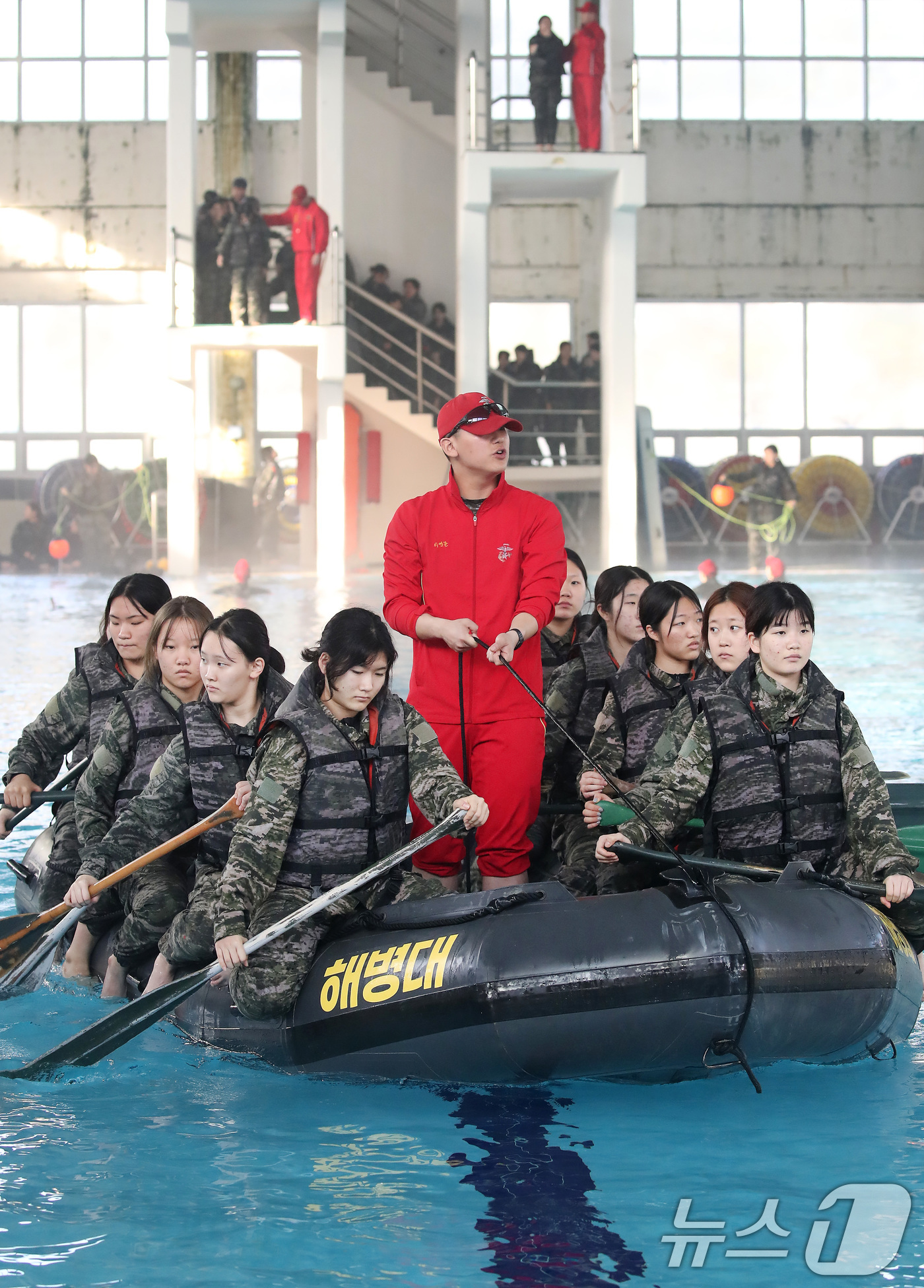 (포항=뉴스1) 공정식 기자 = 13일 경북 포항 해병대 1사단에서 열린 '2026년 겨울 해병대 캠프' 참가자들이 인천상륙관에서 비상시 함정을 탈출하는 이함훈련과 IBS(소형고무 …