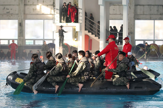 '해병대 캠프에서 자신감 길러요'