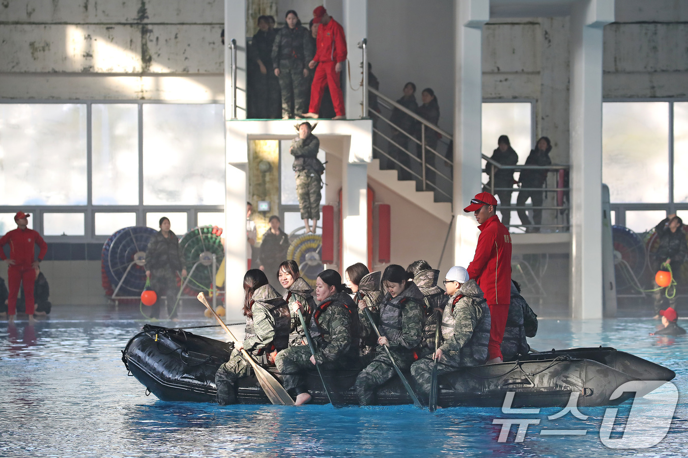(포항=뉴스1) 공정식 기자 = 13일 경북 포항 해병대 1사단에서 열린 '2026년 겨울 해병대 캠프' 참가자들이 인천상륙관에서 비상시 함정을 탈출하는 이함훈련과 IBS(소형고무 …