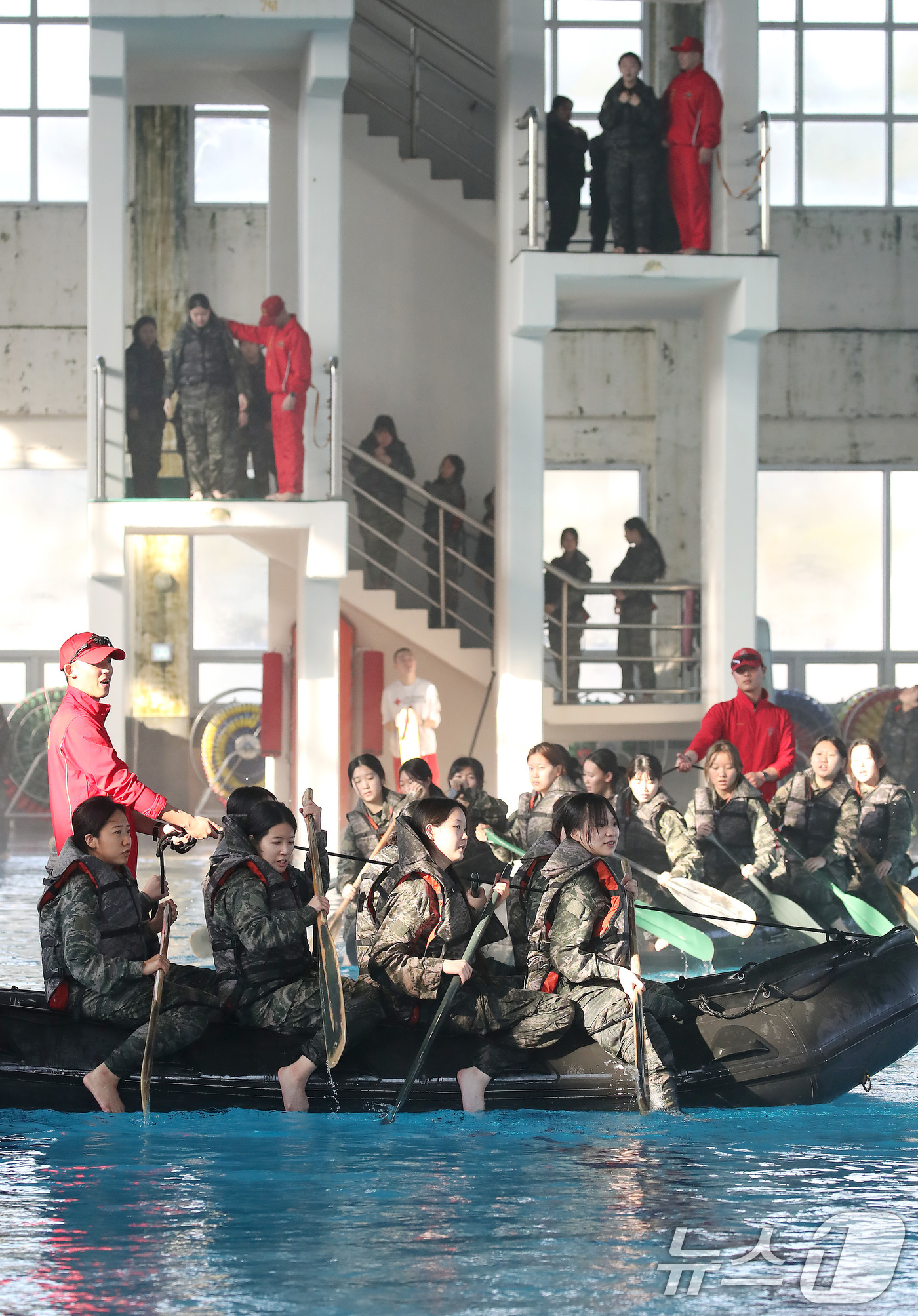 (포항=뉴스1) 공정식 기자 = 13일 경북 포항 해병대 1사단에서 열린 '2026년 겨울 해병대 캠프' 참가자들이 인천상륙관에서 비상시 함정을 탈출하는 이함훈련과 IBS(소형고무 …