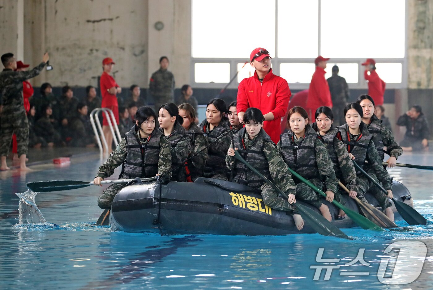 본문 이미지 - 13일 경북 포항 해병대 1사단에서 열린 '2026년 겨울 해병대 캠프' 참가자들이 인천상륙관에서 IBS(소형고무보트) 체험을 하고 있다. 2026.1.13/뉴스1 ⓒ News1 공정식 기자