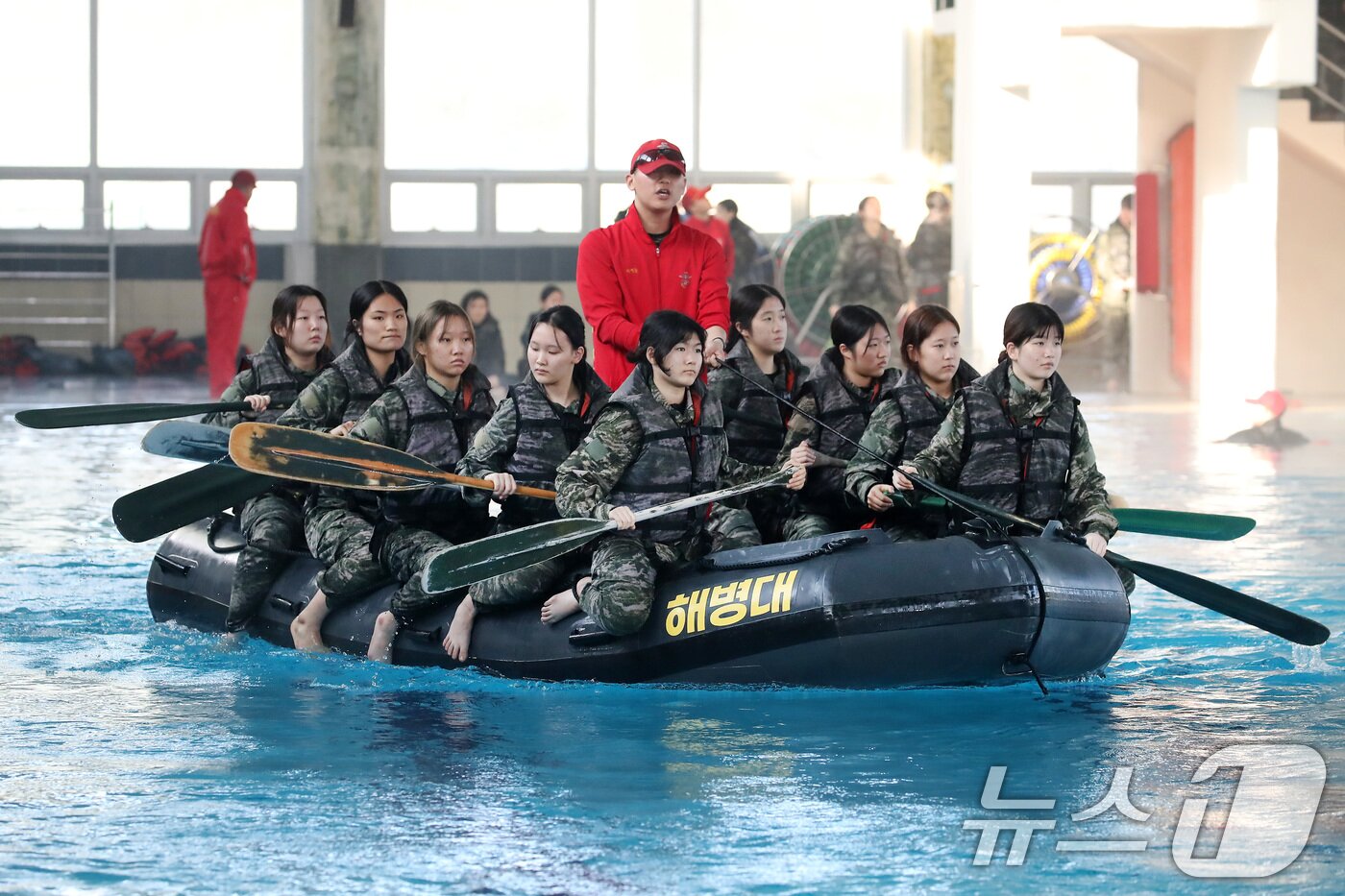 본문 이미지 - 13일 경북 포항 해병대 1사단에서 열린 '2026년 겨울 해병대 캠프' 참가자들이 인천상륙관에서 IBS(소형고무보트) 체험을 하고 있다.  2026.1.13/뉴스1 ⓒ News1 공정식 기자