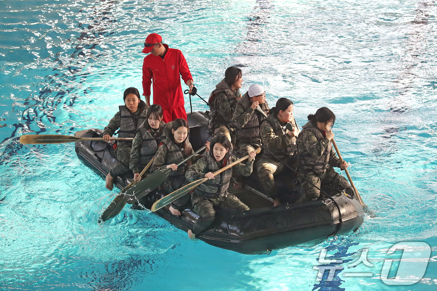 (포항=뉴스1) 공정식 기자 = 13일 경북 포항 해병대 1사단에서 열린 '2026년 겨울 해병대 캠프' 참가자들이 인천상륙관에서 IBS(소형고무보트) 체험을 하고 있다.12일 1 …