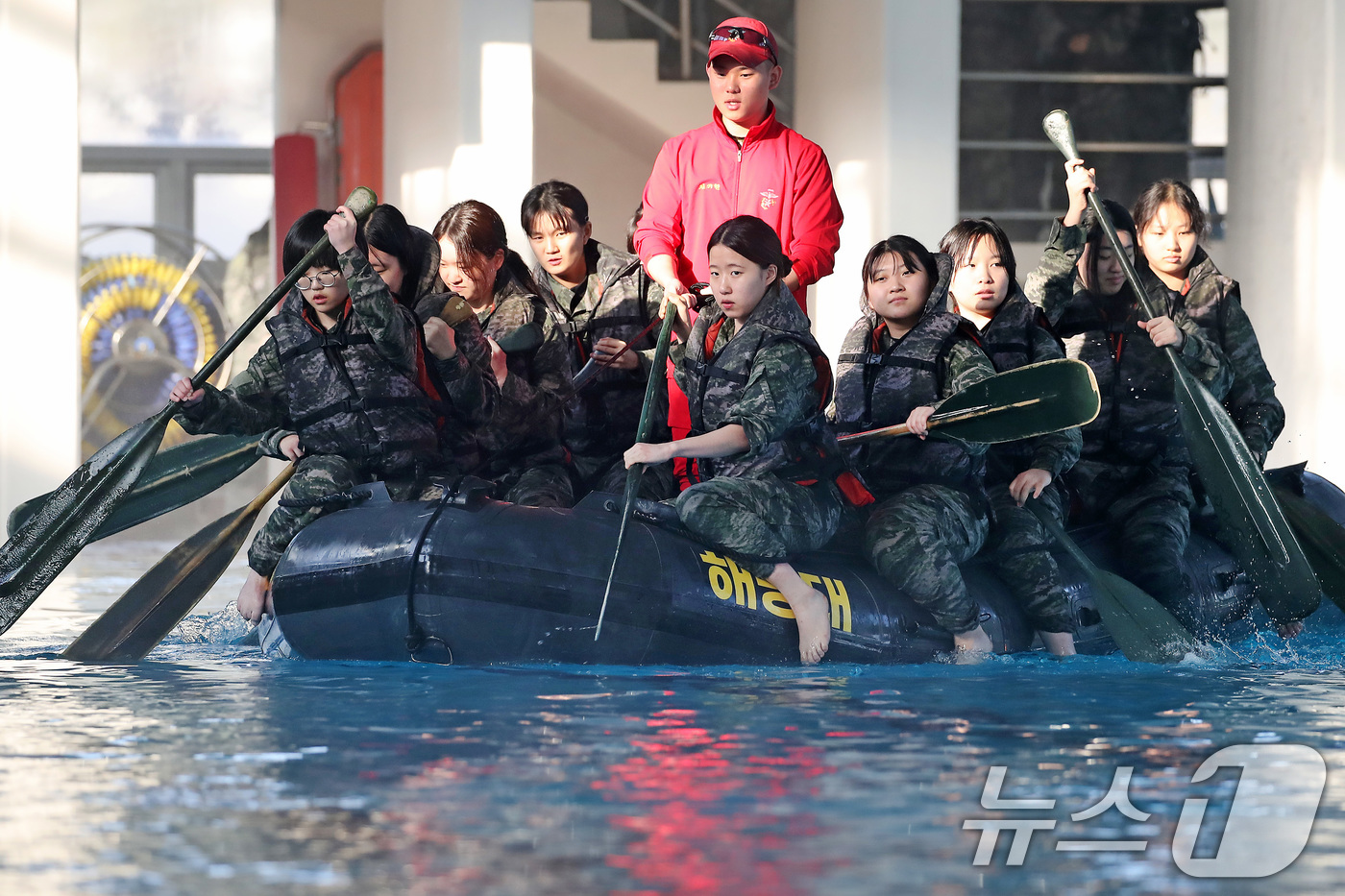 (포항=뉴스1) 공정식 기자 = 13일 경북 포항 해병대 1사단에서 열린 '2026년 겨울 해병대 캠프' 참가자들이 인천상륙관에서 IBS(소형고무보트) 체험을 하고 있다.12일 1 …