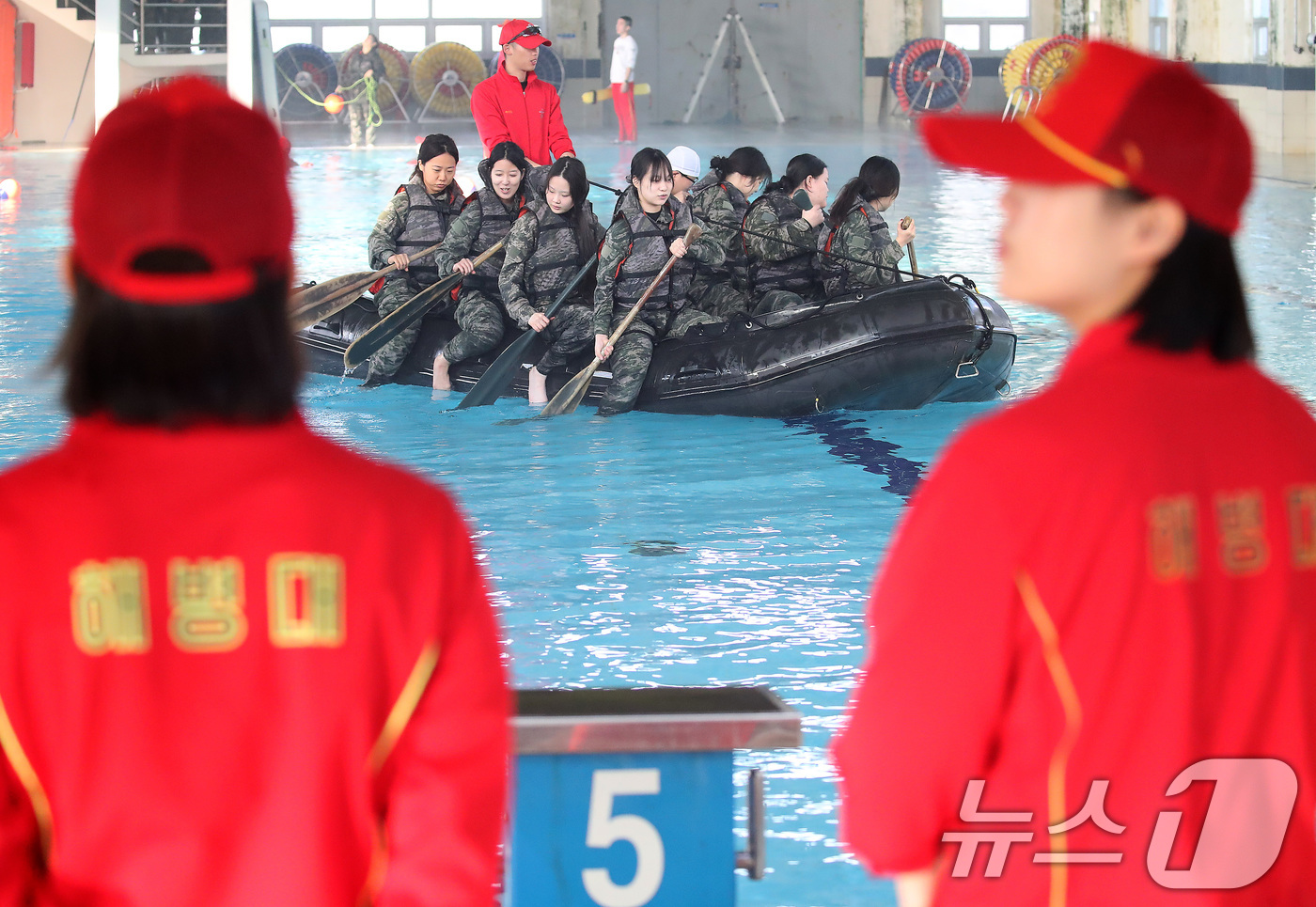 (포항=뉴스1) 공정식 기자 = 13일 경북 포항 해병대 1사단에서 열린 '2026년 겨울 해병대 캠프' 참가자들이 인천상륙관에서 IBS(소형고무보트) 체험을 하고 있다.12일 1 …