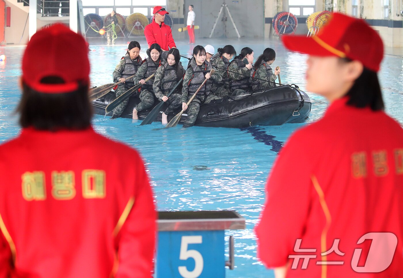 본문 이미지 - 13일 경북 포항 해병대 1사단에서 열린 '2026년 겨울 해병대 캠프' 참가자들이 인천상륙관에서 IBS(소형고무보트) 체험을 하고 있다.  2026.1.13/뉴스1 ⓒ News1 공정식 기자