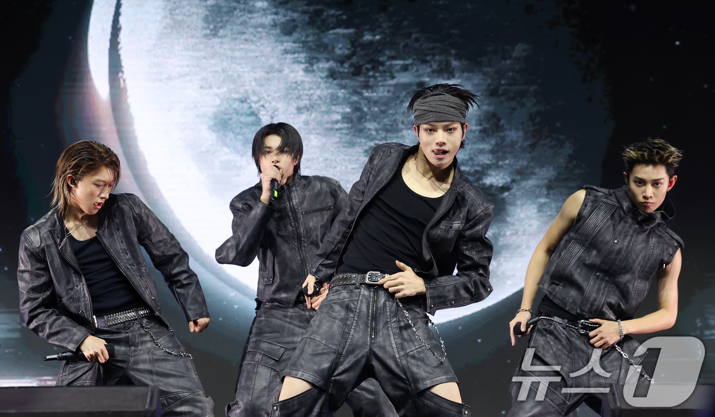 (서울=뉴스1) 권현진 기자 = 그룹 롱샷(LNGSHOT)의 우진(왼쪽부터)과 루이, 오율, 률이 13일 서울 영등포구 명화라이브홀에서 가진 데뷔 EP '샷 콜러스'(SHOT CA …