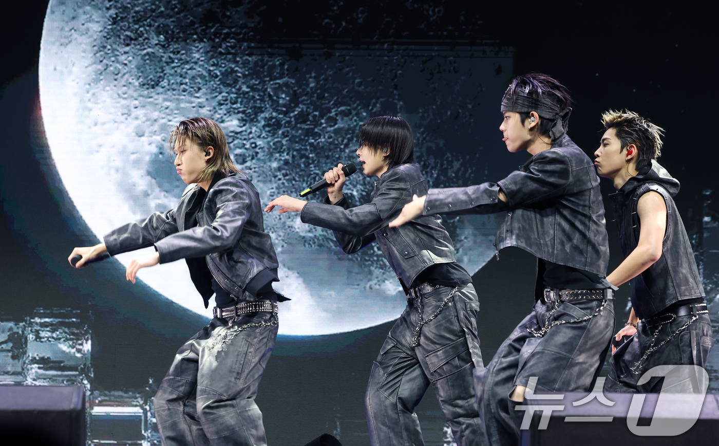 (서울=뉴스1) 권현진 기자 = 그룹 롱샷(LNGSHOT)이 13일 서울 영등포구 명화라이브홀에서 가진 데뷔 EP '샷 콜러스'(SHOT CALLERS) 발매 쇼케이스에서 타이틀 …