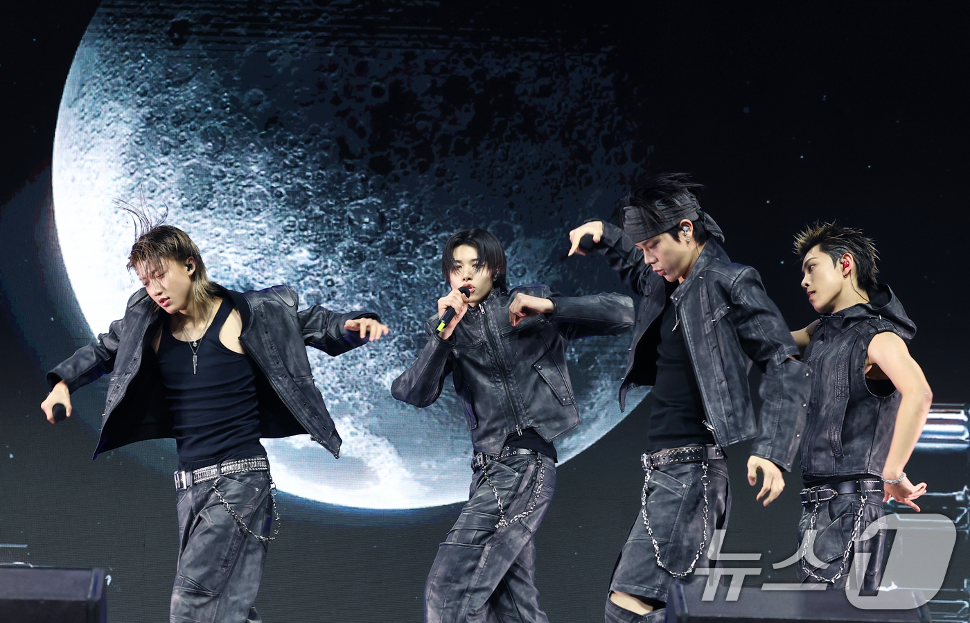 (서울=뉴스1) 권현진 기자 = 그룹 롱샷(LNGSHOT)의 우진(왼쪽부터)과 루이, 오율, 률이 13일 서울 영등포구 명화라이브홀에서 가진 데뷔 EP '샷 콜러스'(SHOT CA …